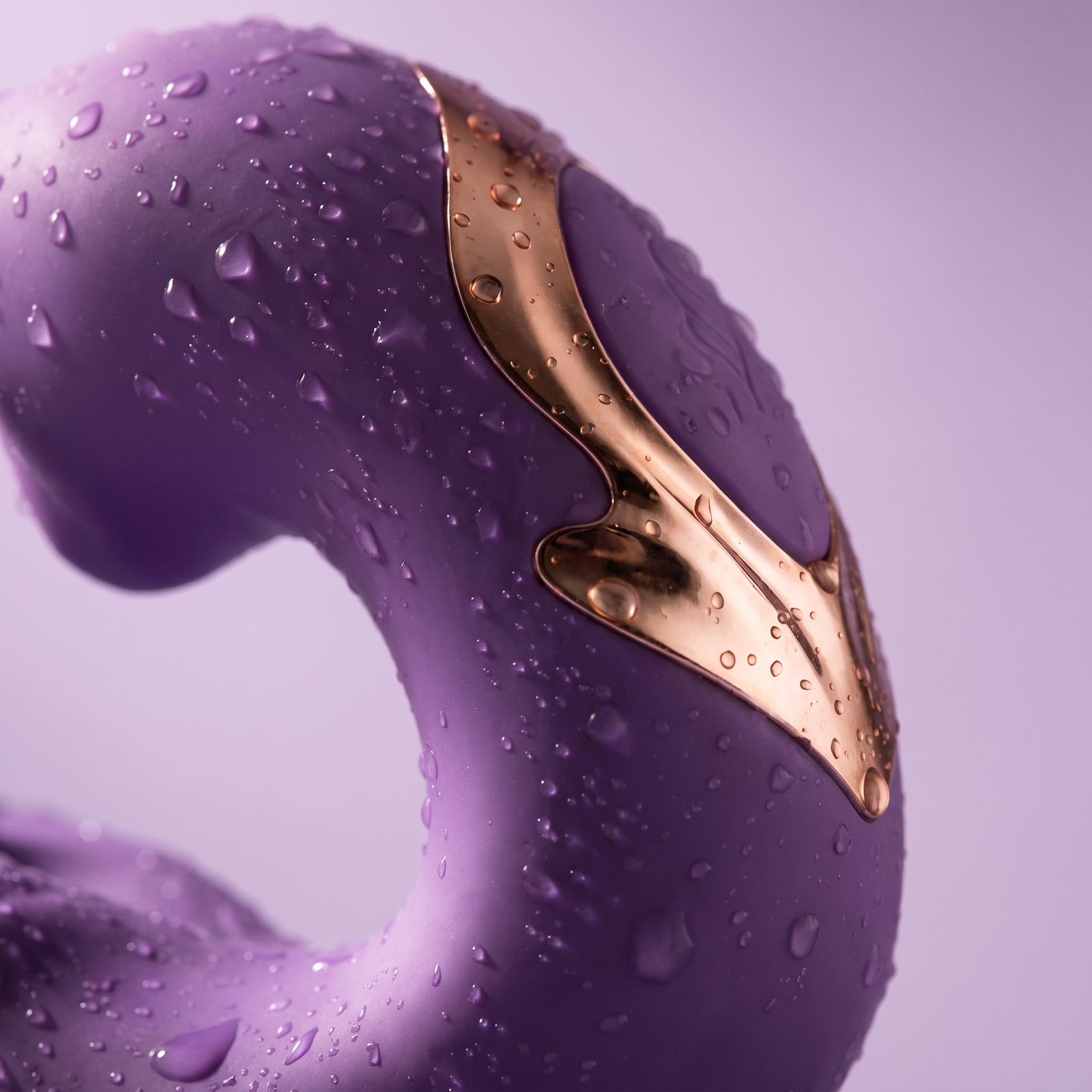 DOVIAR ÉLAN Purple — close-up of the rose-gold-toned control surround with water droplets