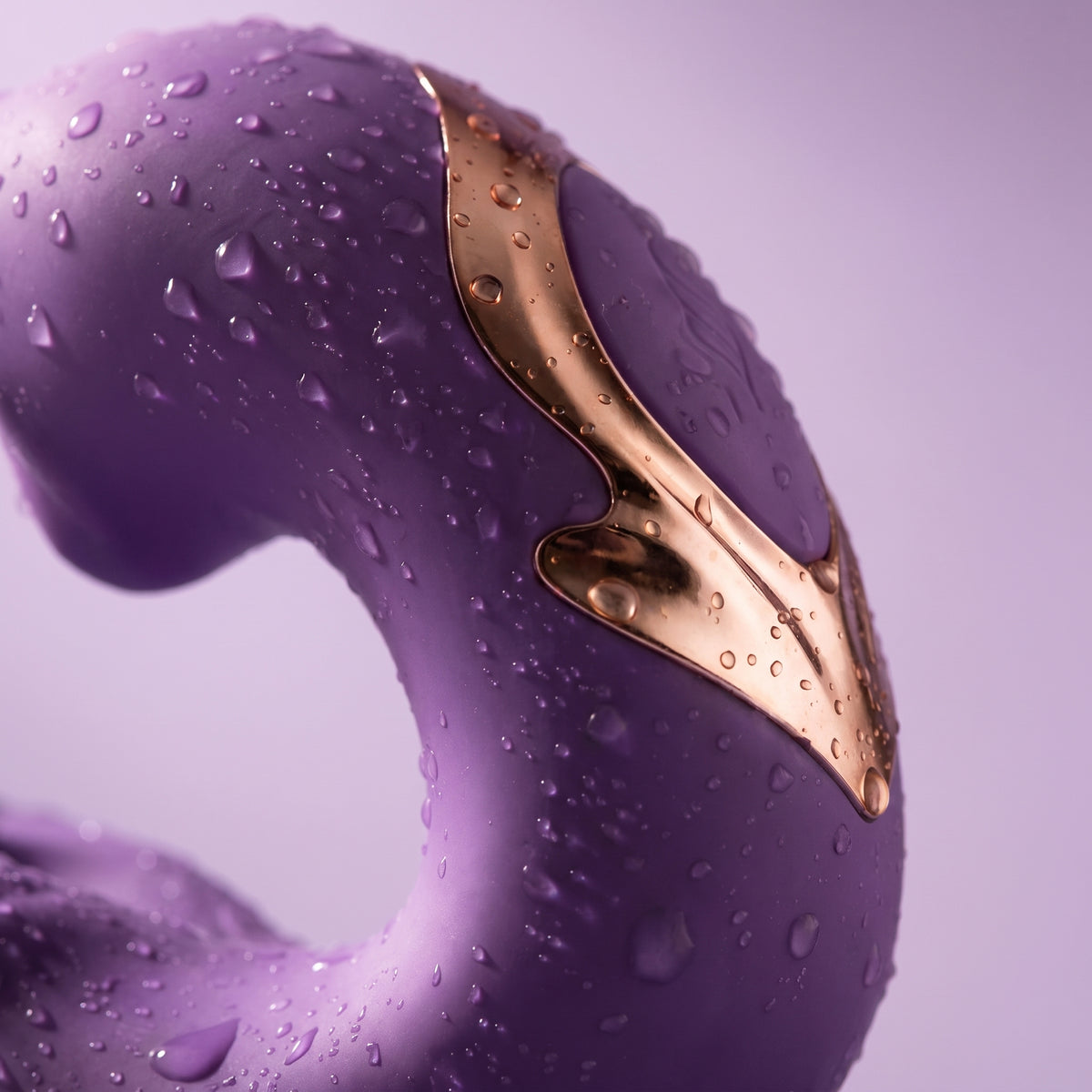 DOVIAR ÉLAN Purple — close-up of the rose-gold-toned control surround with water droplets