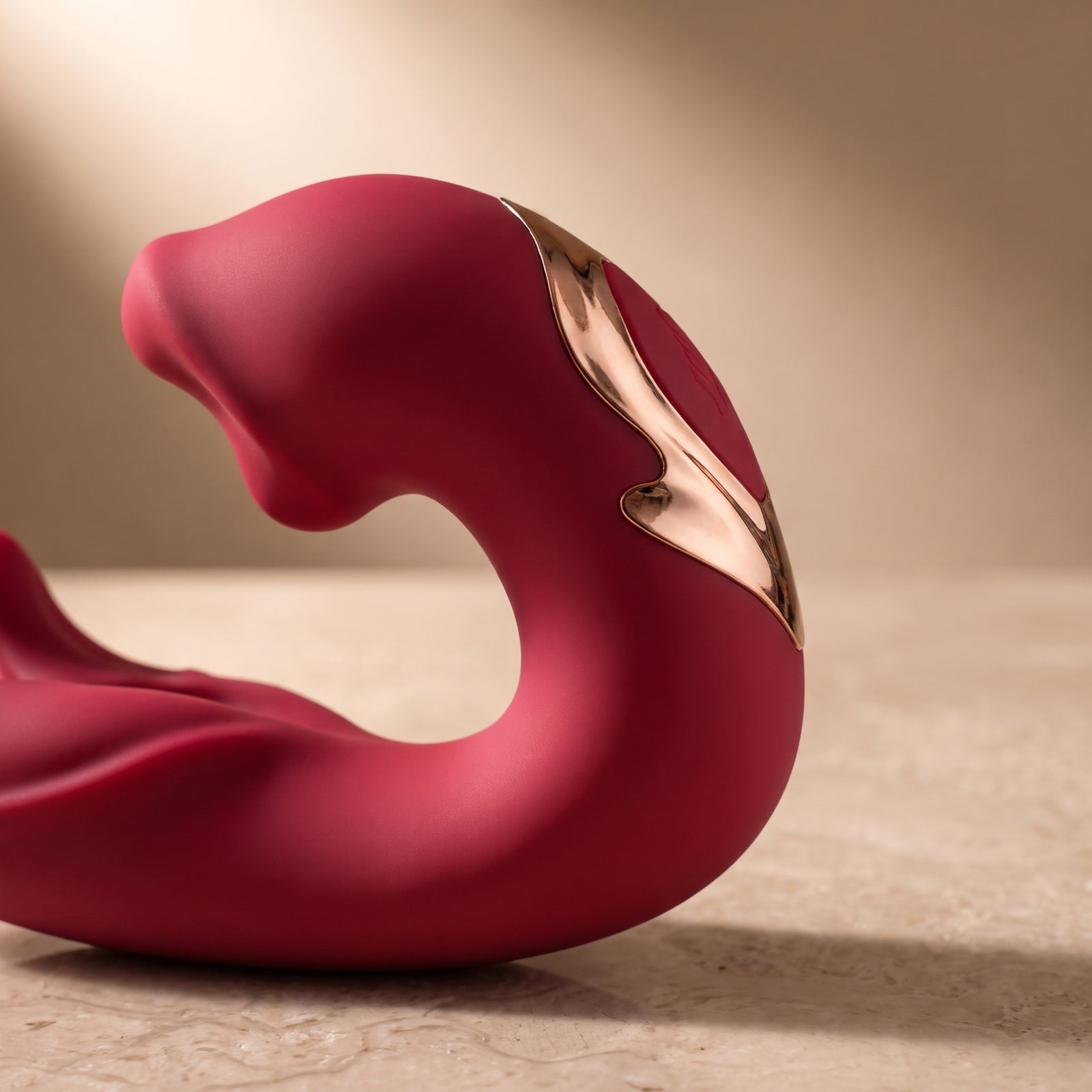 DOVIAR ÉLAN Red — close-up of the smooth exterior and rose-gold-toned control surround