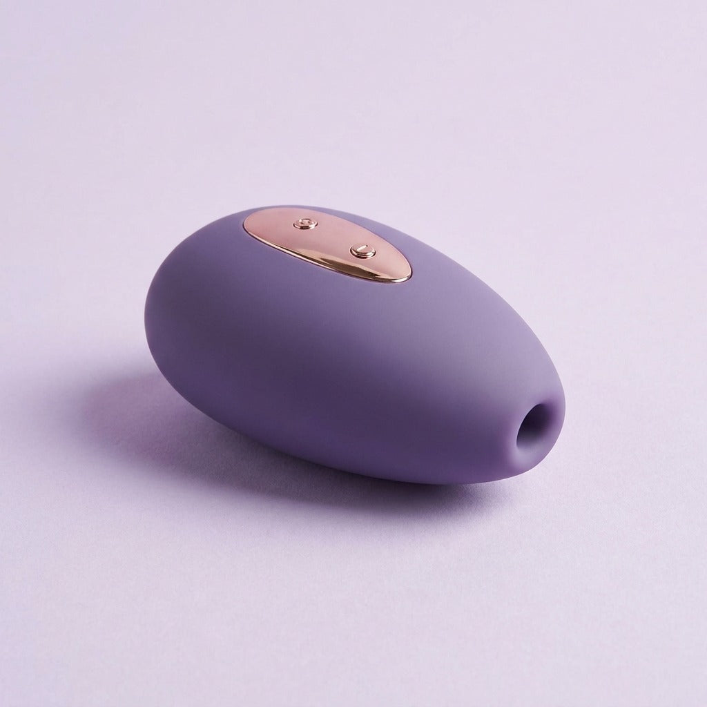 DOVIAR SOUFFLE air-pulse stimulator with a rose-gold control plate, on a lilac background